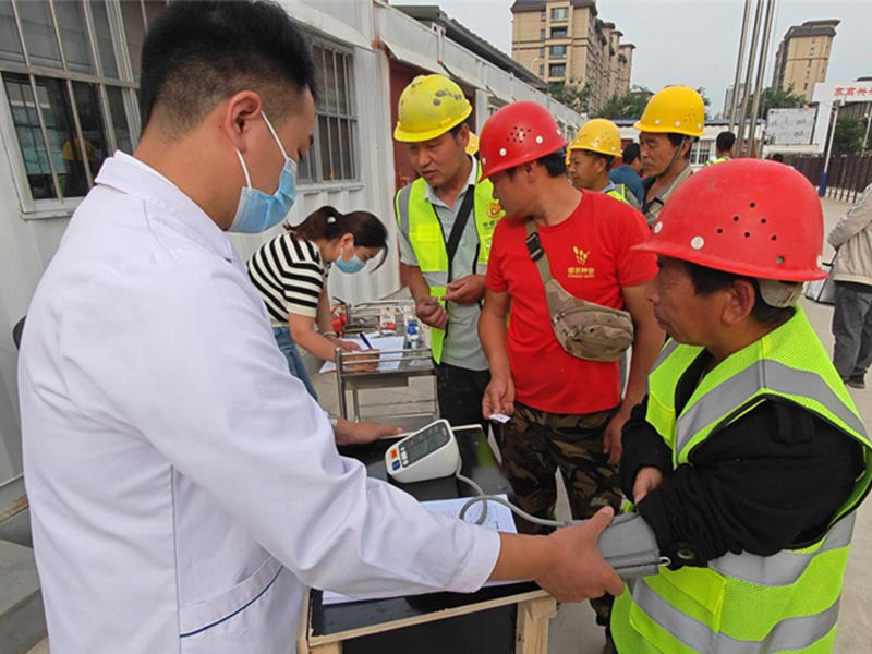 健康體檢進工地 情系一線建設者